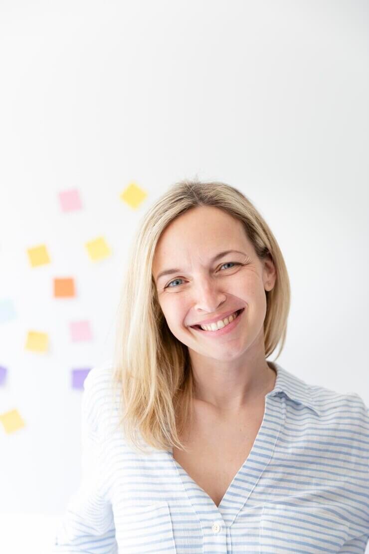 Pozitif duyguyu yansıtan, modern web tasarımında kullanılan gülümseyen kadın görseli.